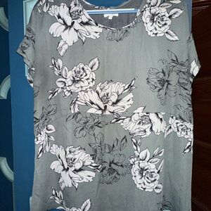 Maurices Gray Floral Short Sleeve Top